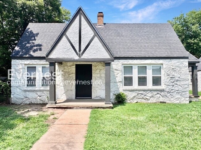 Building Photo - 2 Bed/1 Bath Townhome with Off-Street Parking / Pet-Friendly / Available Now!