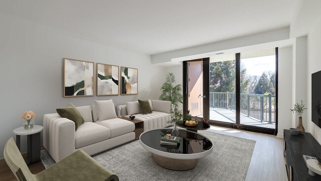 Sala de estar con piso de superficie dura y balcón - Water Park Towers