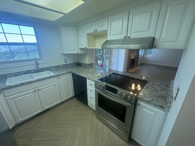 Photo - 983 Grindelwald Ln