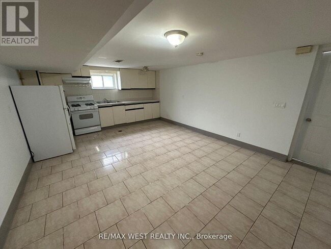 Photo - 999 Caledonia Rd