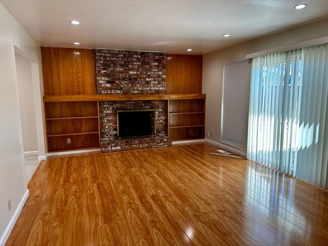 Photo - 839 E Dana St Unit 839
