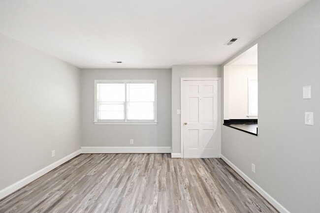 Building Photo - Move-in Ready, Renovated Duplex Just Off Rio Rd & Near Pen Park