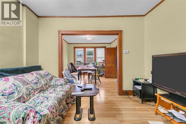 Photo - 69 Shepherd St E