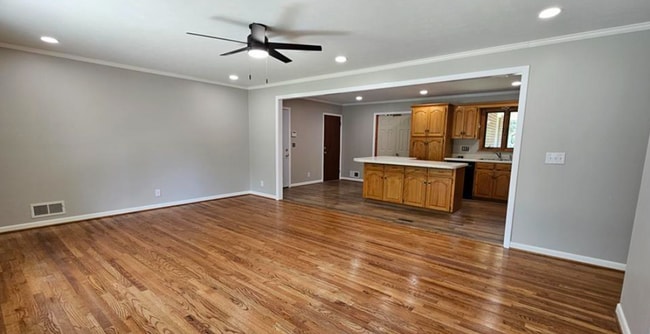 Photo - 422 45th St W