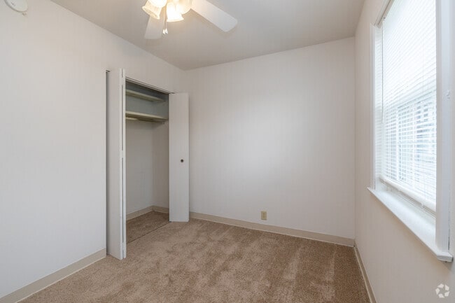 2BR, 1BA - 750SF - Bedroom
