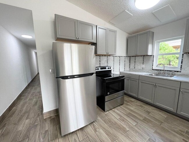 Photo - 1050 W 7th St