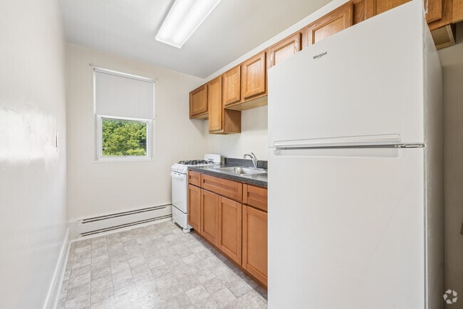 2BR, 1BA - 650SF - Kitchen - Greenwich Gardens