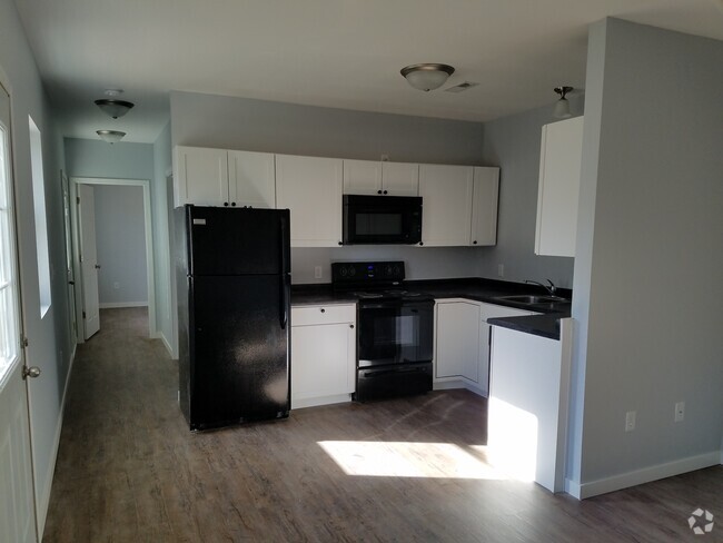 Building Photo - 2209 E 10th St Unit Rtd Suites #C Rental