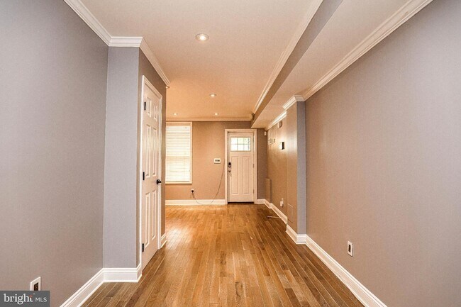 Photo - 544 Newton Pl NW