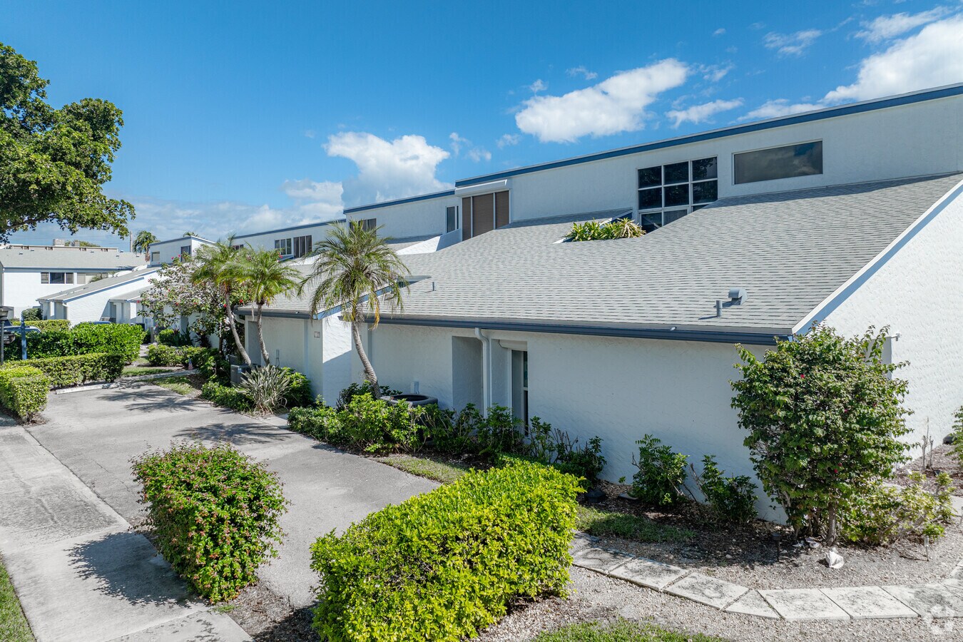 Alternar - Castlewood Town Villas