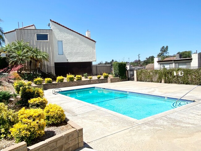*Spacious updated townhouse in Monterey pa... - *Spacious updated townhouse in Monterey pa...
