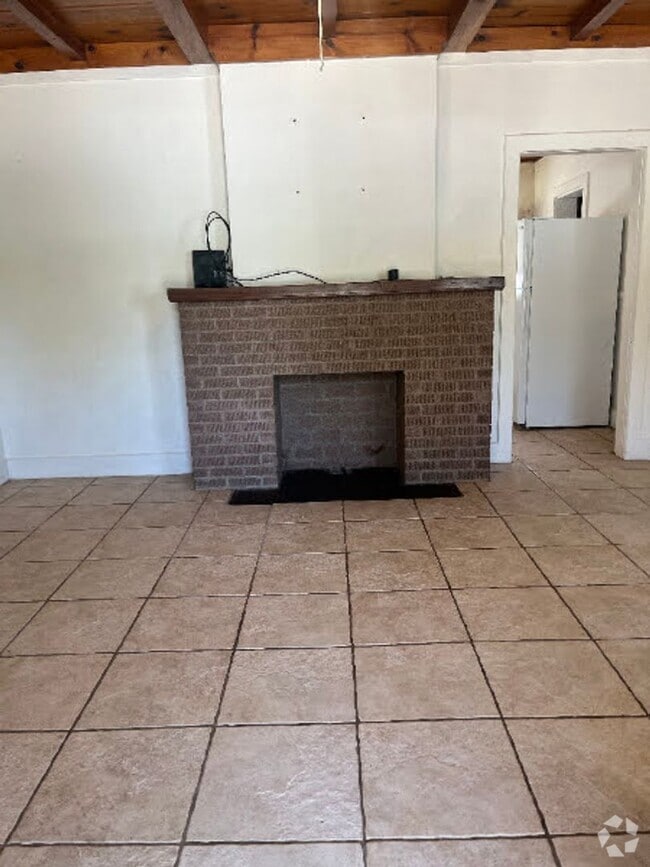 Building Photo - Animal Friendly 2 bed 2 bath Rental