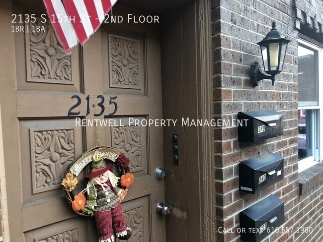 Building Photo - 2135 S 15th St Unit 2nd Floor Rental