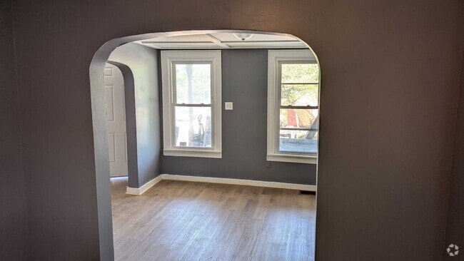 Building Photo - 307 E 3rd St Rental