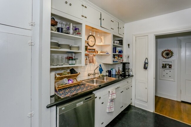 Building Photo - 1740 Banks St