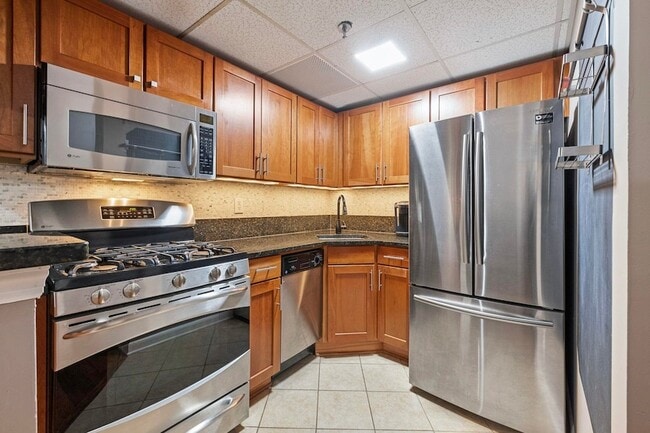 Building Photo - 227 Christopher Columbus Dr Unit 233B Rental