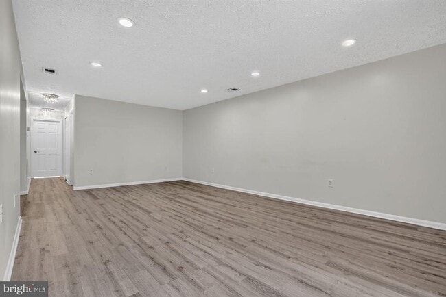 Building Photo - 6929 Clearwind Ct Unit B