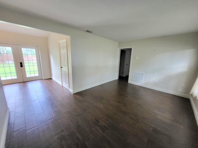 Photo - 588 Charles Dr