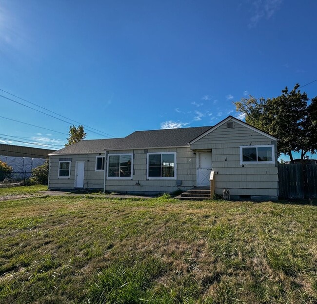 Building Photo - Newer Remodeled 2 Bed, 1.5 Bath – Private & Tucked Away Gem