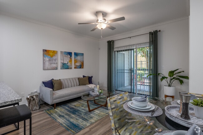1BR, 1BA - 674SF - Living