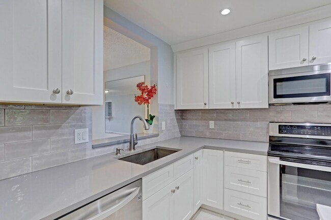 Building Photo - 3011 SW 21st Terrace Unit 382A