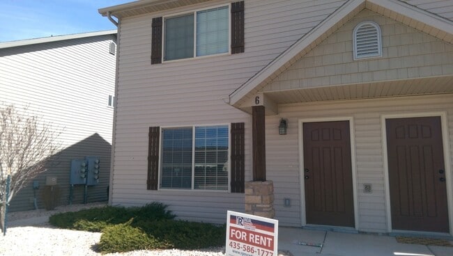 Building Photo - Cedar Park Townhome