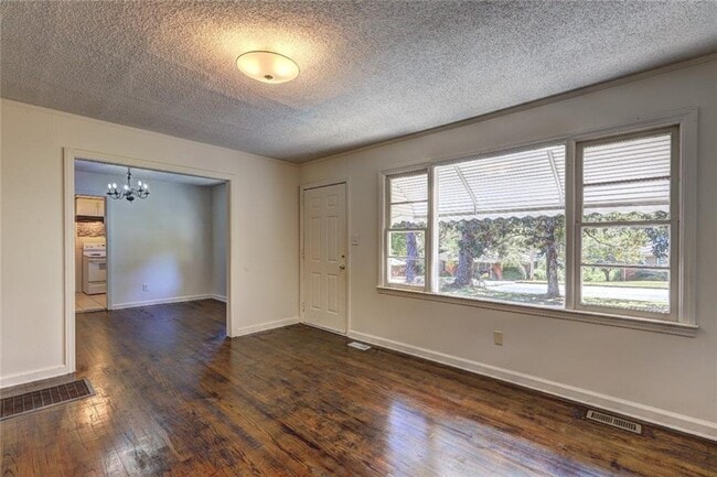 Photo - 2128 Knightsbridge Rd