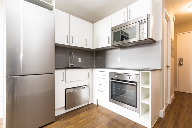 Building Photo - 798-800 Richmond St West