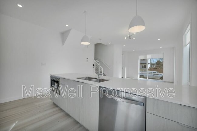 Photo - 9011-9093 93 St NW