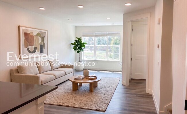 3 Bed/2.5 Bath Town Home with Garage / Available Now!
