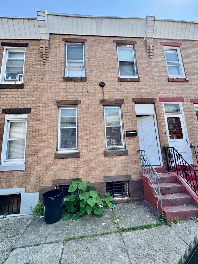 3-Bedroom Home with In-Unit Laundry and Pe... - 3-Bedroom Home with In-Unit Laundry and Pe...