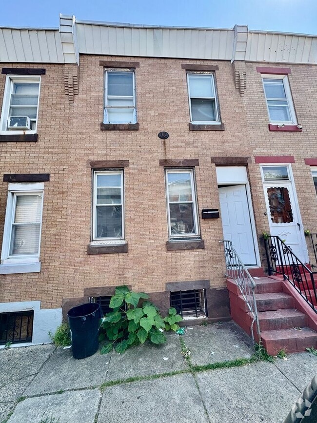 Building Photo - 3-Bedroom Home with In-Unit Laundry and Pe...