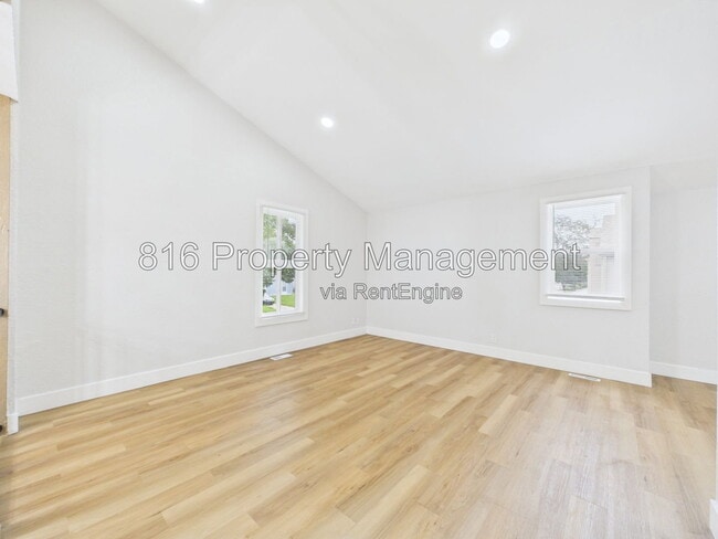 Photo - 9524 Manning Ave