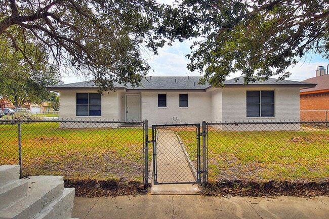 Photo - 2202 Saxony Dr