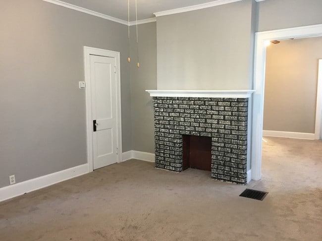 Living - 3945 Lindley Ave Unit 3