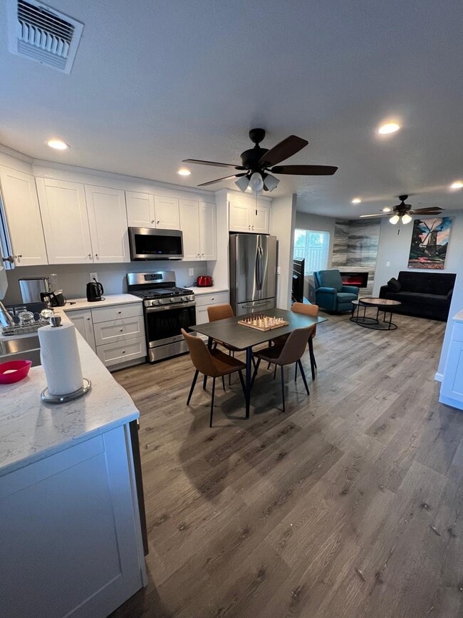 Photo - 15885 Independence Ave