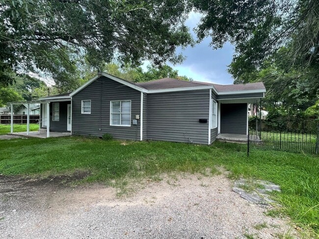 Building Photo - 2330 Cedar Dr