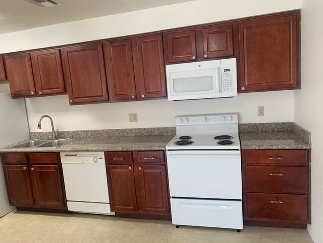 Building Photo - 2 bed 1 bath condo for rent -$1300
