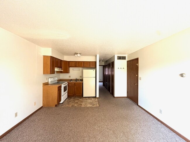 Building Photo - 2601 Westwinds Dr Unit 2