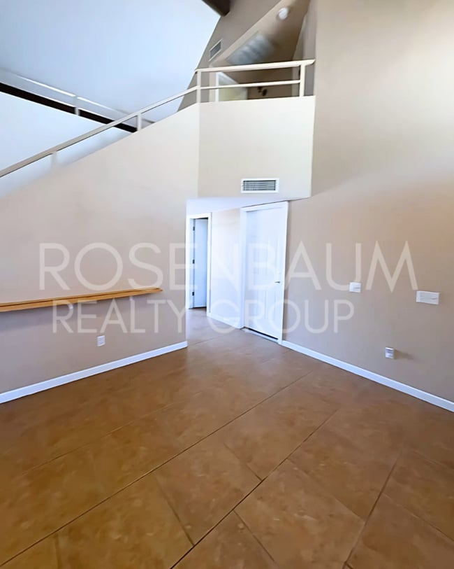 Building Photo - Gorgeous 3-beds, 3-baths home in the Suncr...