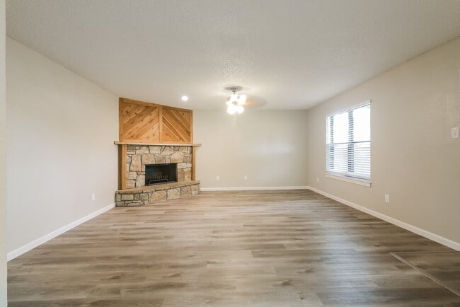 Photo - 933 Lemontree Dr