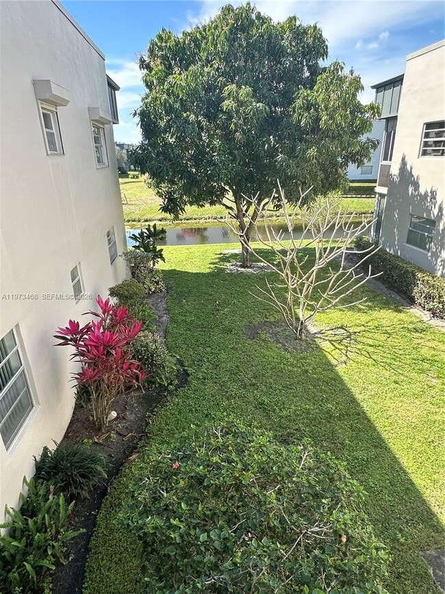 Photo - 323 Burgundy G Unit G