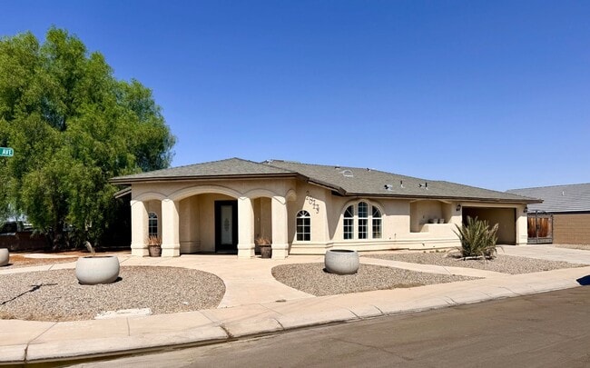 Building Photo - 2013 Mendez St