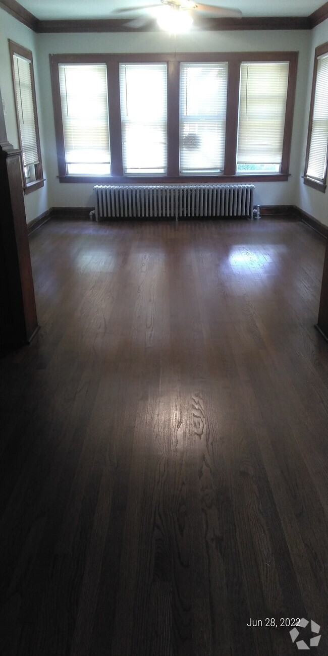 Building Photo - 9204 S Ellis Ave Rental