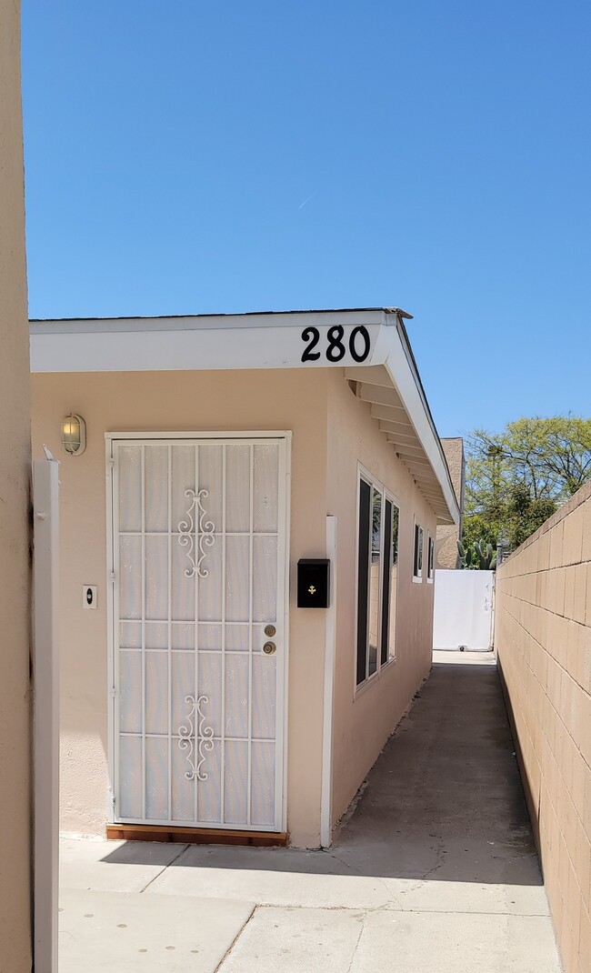 Building Photo - 280 W 18th St Rental