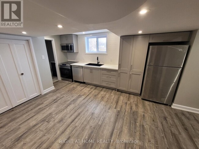 Photo - 205 Cardinal St