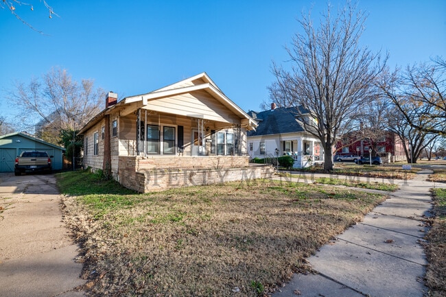 Photo - 806 N Faulkner St