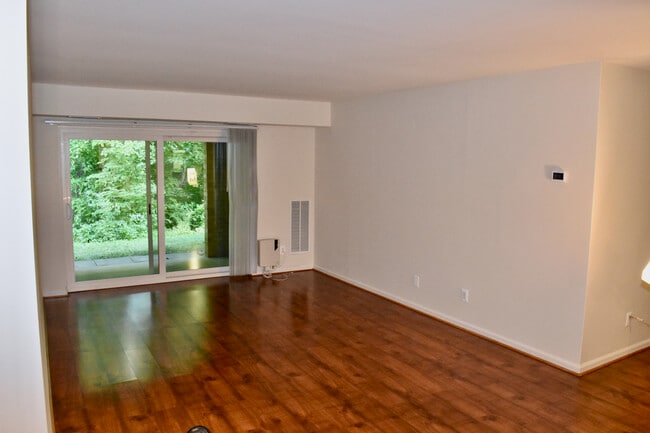 Living Room - 5815 Cove Landing Rd Unit 102