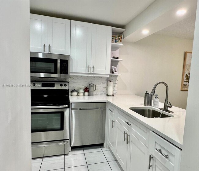 Building Photo - 3 bedroom in Pembroke Pines FL 33026 Rental
