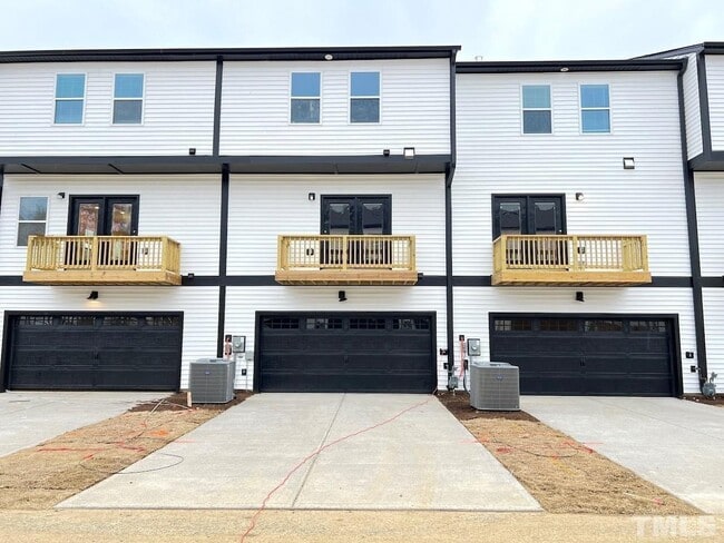 Photo - 4 Bedroom Luxury Townhome close to Raleigh Downtown